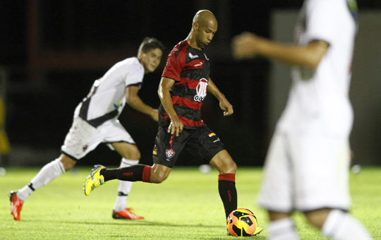 São-dominguense Dinei marca dois contra o Vasco; Vitória assume liderança