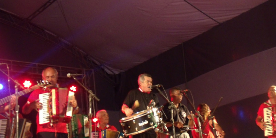 Arraiá do Cajueiro leva alegria em São João antecipado