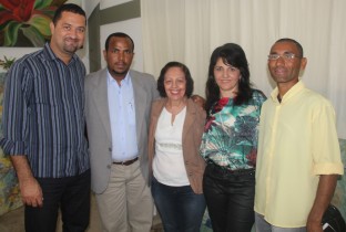 Prefeito de Serrinha Osni, Prefeito Adriano, Cecilia Petrina, presidente do CODES Vice-prefeita Ivana Meury e Cirilo do Setor, liderança comunitária