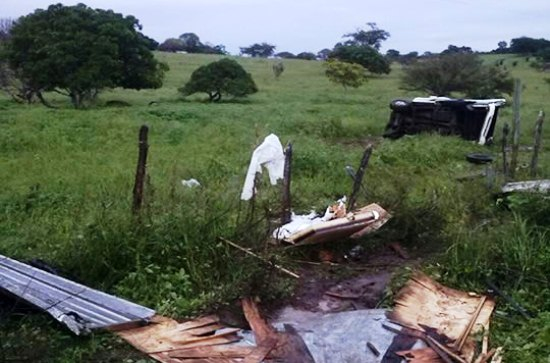 Veículo de funerária capota e mata motorista na BR 324 próximo a Riachão do Jacuípe