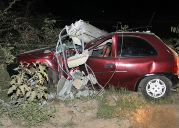 Motorista e passageira ficam feridos após colidir Corsa em poste de iluminação pública