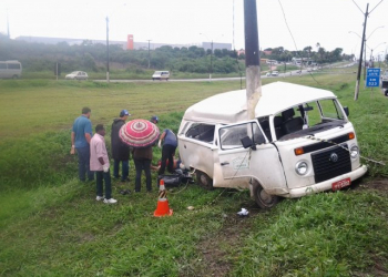 Feira de Santana: motorista de Kombi sai da pista, bate em poste e morre