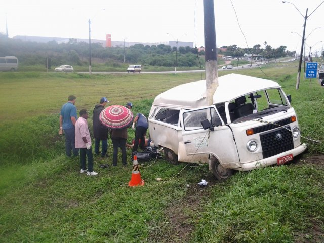Feira de Santana: motorista de Kombi sai da pista, bate em poste e morre