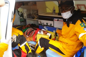 Dois ficam feridos na zona rural de Coité depois de moto colidir em poste de iluminação pública
