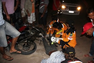 Keu teve uma perna presa as ferragens da moto que foi preciso usar uma serra para retirar. Ele sofreu queimadura do escapamento.