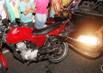 Carro arrasta moto por quase cinquenta metros e deixa dois feridos no distrito de Salgadália