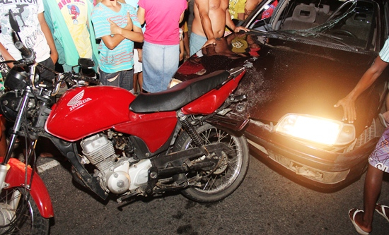 Carro arrasta moto por quase cinquenta metros e deixa dois feridos no distrito de Salgadália