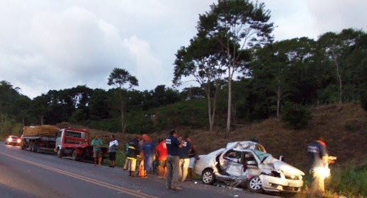Casal morre em acidente na BR-101 no sul do estado; menino de um ano sobrevive