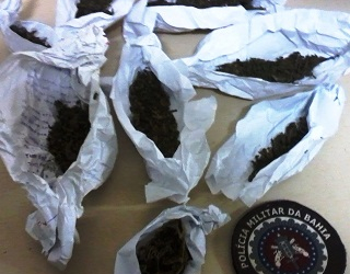 Polícia Militar prende dupla portando maconha no distrito de Caldas do Jorro