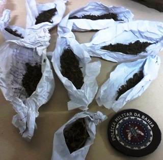 Polícia Militar prende dupla portando maconha no distrito de Caldas do Jorro