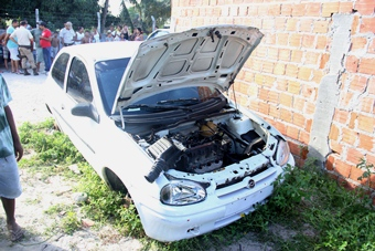 Carro furtado em Valente é encontrado parcialmente ‘depenado’ em Coité