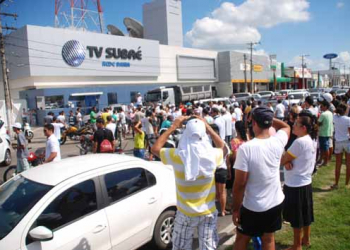 Divulgadores do Telexfree fazem manifestação em frente a TV Subaé em Feira de Santana