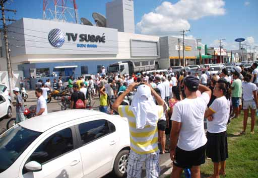 Divulgadores do Telexfree fazem manifestação em frente a TV Subaé em Feira de Santana