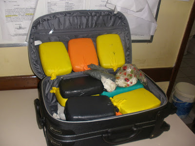PRF apreende mais de 15 quilos de crack e cocaína em ônibus na BR- 116 Sul
