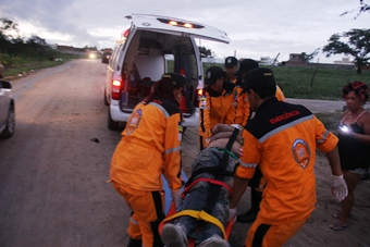 Motociclista fica ferido ao colidir com um boi