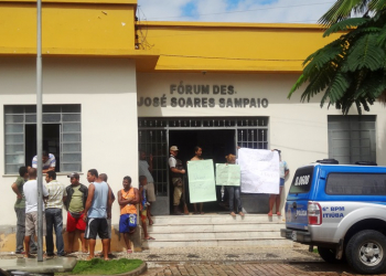Revoltados com adiamento de audiência, moradores protestam em frente ao fórum