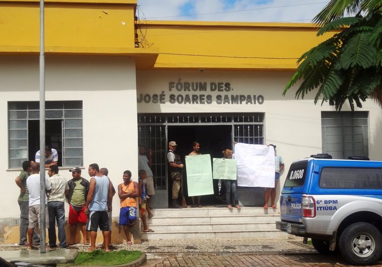 Revoltados com adiamento de audiência, moradores protestam em frente ao fórum