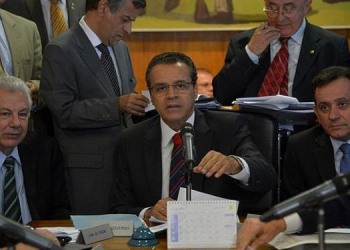 Câmara deve derrubar PEC 37 nesta terça-feira