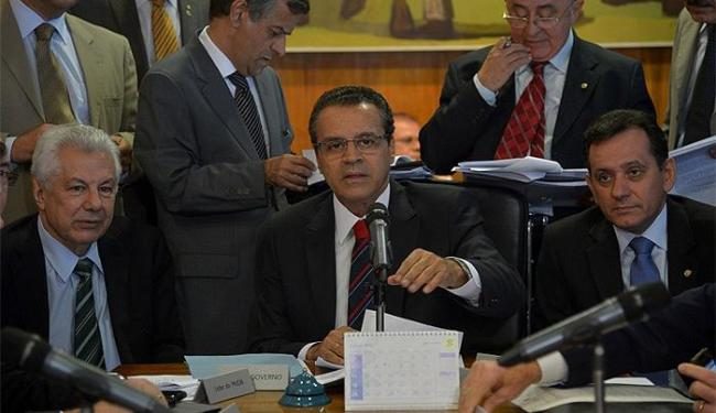 Câmara deve derrubar PEC 37 nesta terça-feira