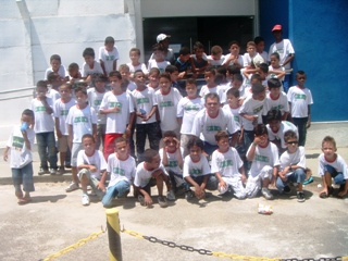 Programas sociais reúnem cerca de 200 crianças em tarde esportiva