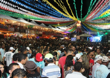 Show de Leonardo atrai cerca de 40 mil pessoas a Riachão do Jacuípe