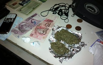 Homem é abordado e preso com droga ao descer de ônibus na zona rural de Queimadas