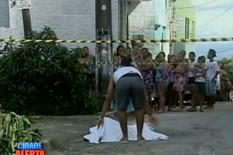 Vizinhos da vítima ajudaram a cobrir corpo com um lençol Reprodução/ Rede Record