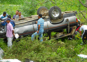 Veraneio que faz linha entre São Tomé e Campo Formoso capota no povoado de Tombão
