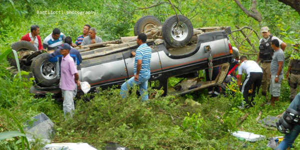 Veraneio que faz linha entre São Tomé e Campo Formoso capota no povoado de Tombão