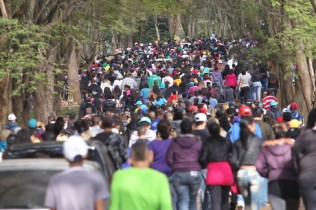 Diversas pessoas compareceram no enterro do cantor MC Daleste 