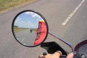 Homem que recebe pensão por cegueira é preso pilotando moto em BR