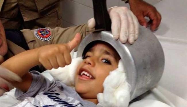 Dia de ‘Menino Maluquinho’: criança prende cabeça em panela de pressão