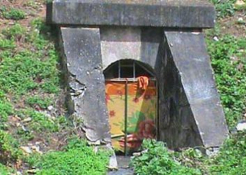 Homem dorme em manilha onde passa esgotamento sanitário de Jacobina