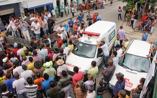 Prefeito entrega dois veículos novos à população de Salgadália