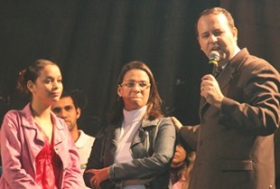 Professora da jovem afirmou que a mesma é surda de nascença. 