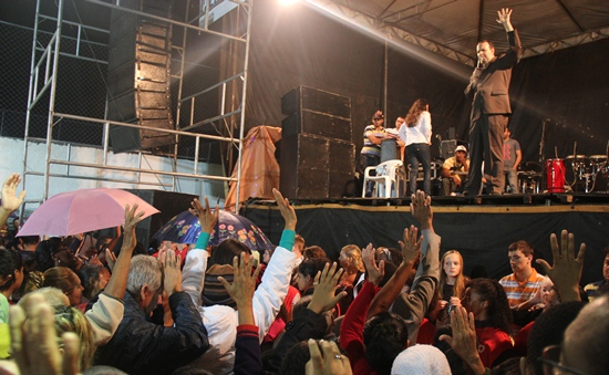 Coité – Presença de pastor evangélico e um grupo de americanos atrai publico para atividade religiosa