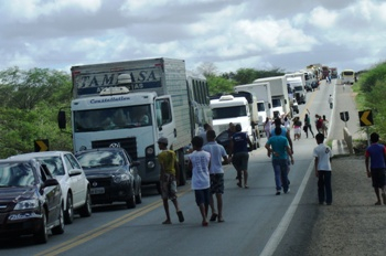 Comunidades Ribeirinhas do povoado de Alecrim e região fazem manifesto na BR–407