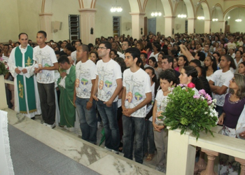 Centenas de jovens recebem a benção do bispo da Diocese de Serrinha antes da viajem para a JMJ no Rio de Janeiro