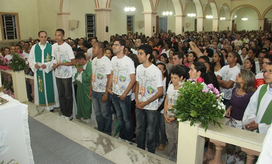 Centenas de jovens recebem a benção do bispo da Diocese de Serrinha antes da viajem para a JMJ no Rio de Janeiro