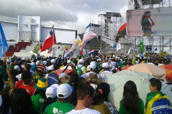 JMJ – Jovens coiteenses, jacuipenses, sãodominguense e serrinhense reservam local que fica a cerca de 200 metros do papa