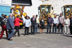 Prefeitos baianos recebem maquinas agrícolas e ônibus da presidente Dilma