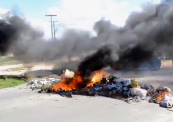 População do Bairro Terra Nova protesta tocando fogo em lixo no meio da pista