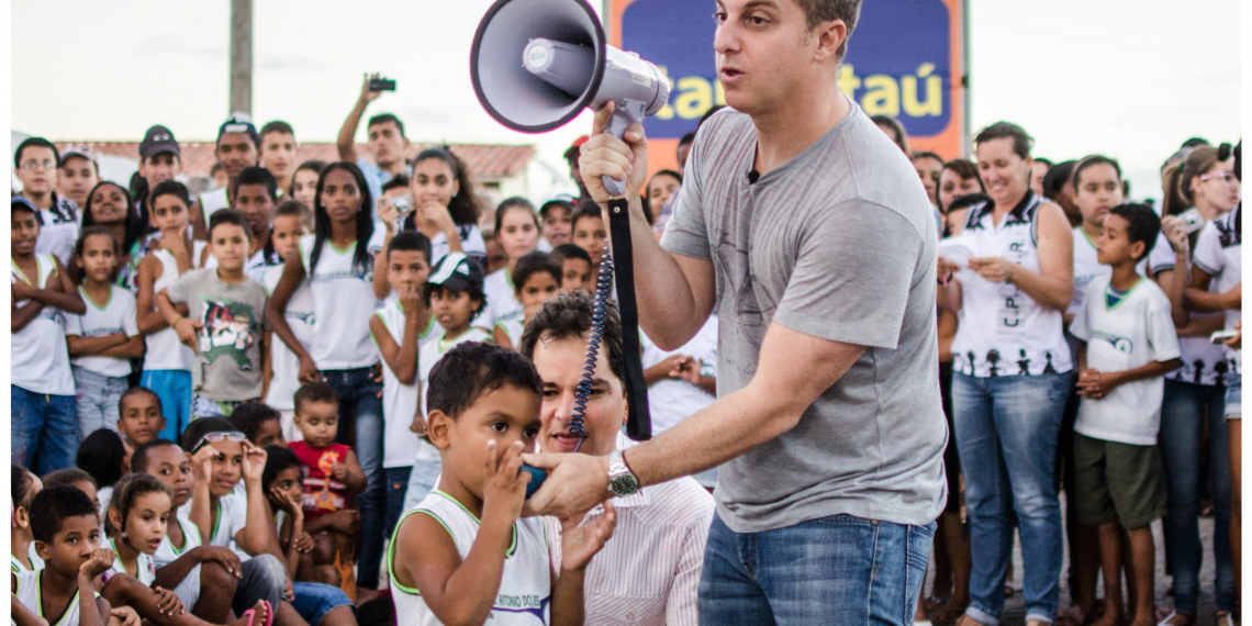 Luciano Huck grava quadro do programa na comunidade de Ipoeirinha-Coité
