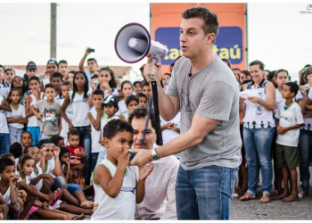 Luciano Huck grava quadro do programa na comunidade de Ipoeirinha-Coité