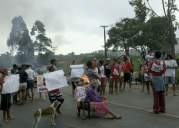 Feira de Santana – Manifestantes bloqueiam BR 116 e portões da UEFS atrasa fechamento para o vestibular