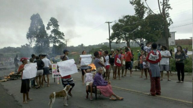 Feira de Santana – Manifestantes bloqueiam BR 116 e portões da UEFS atrasa fechamento para o vestibular