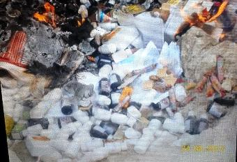 Medicamentos são queimados em lixão em Nordestina; alguns não estavam vencidos