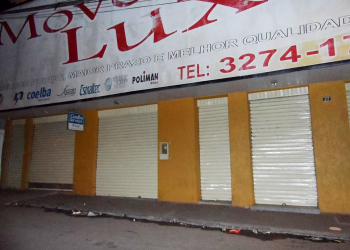 Dois bandidos assaltam loja de móveis e atiram em funcionária em Cansanção