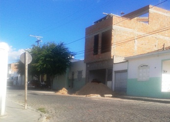 Coité – Criança de 11 anos sofre graves queimaduras depois de tocar barra de ferro em rede elétrica