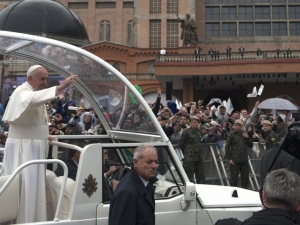 Após celebração, papa se dirige à parte externa da basílica e abençoa milhares de fiéis